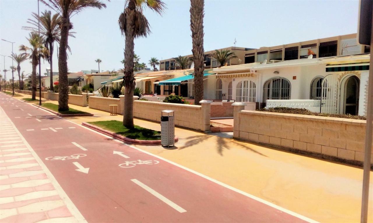 Estudio Frente Al Mar Roquetas de Mar Esterno foto