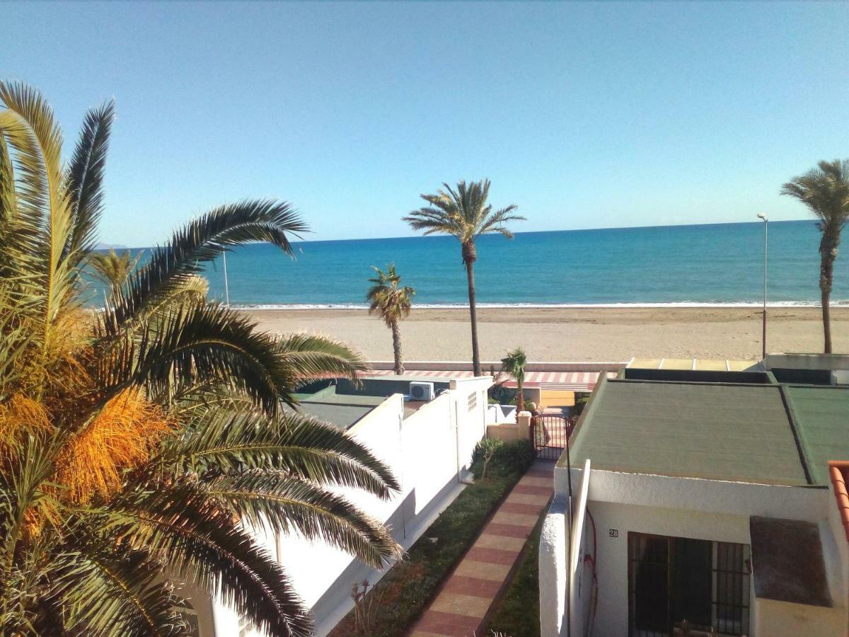 Estudio Frente Al Mar Roquetas de Mar Esterno foto