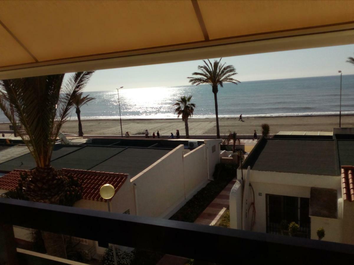 Estudio Frente Al Mar Roquetas de Mar Esterno foto
